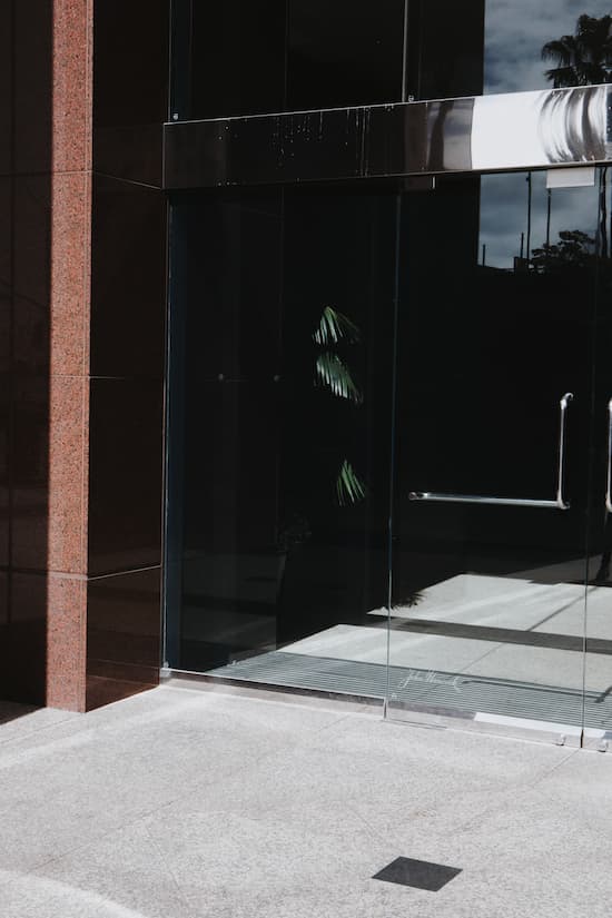 acceso edificio puerta de cristal